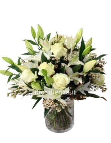 Mazzo di fiori di lilium e rose bianche o chiare